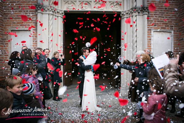 fotografo matrimonio Varese - Gli sposi si baciano all'uscita