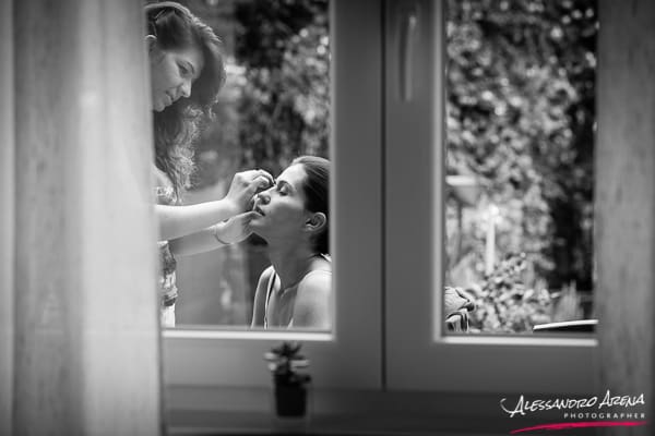 fotografo matrimonio Lugano - Make-up sposa visto attraverso la finestra
