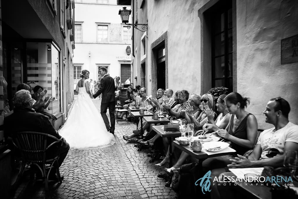Foto matrimonio Ascona lago maggiore svizzera - Sposi tra la gente ad Ascona