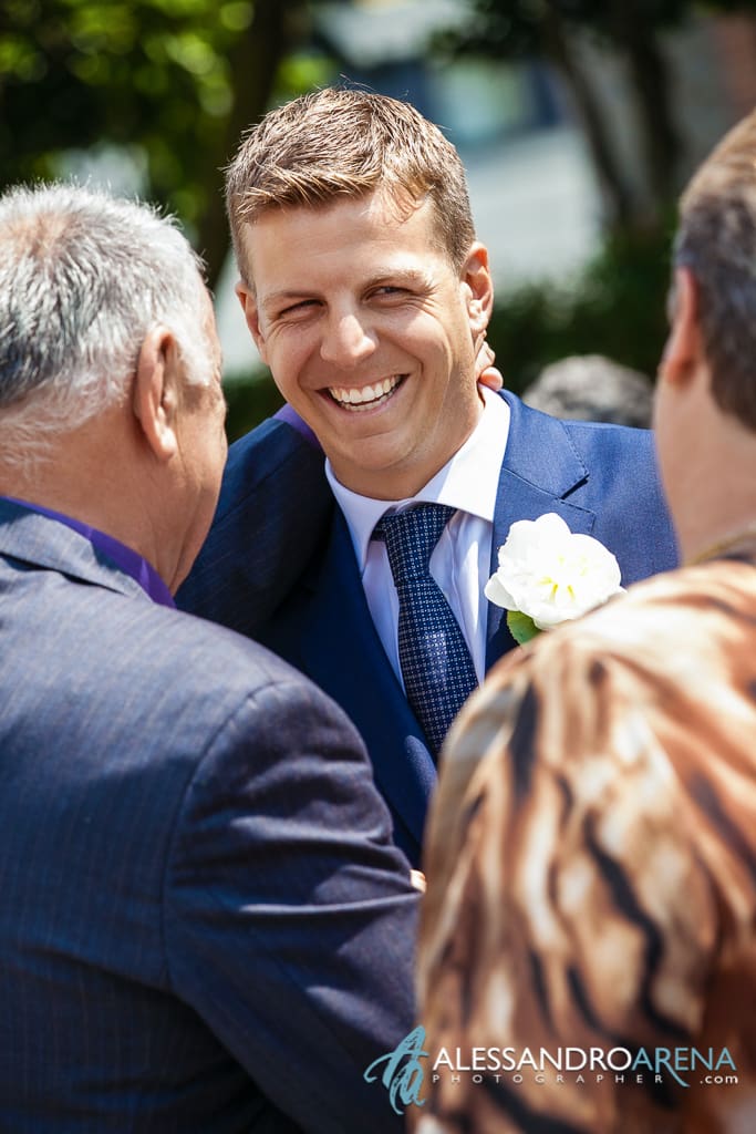 Sposo accoglie gli invitati - Foto matrimonio Ticino Bellinzona Svizzera