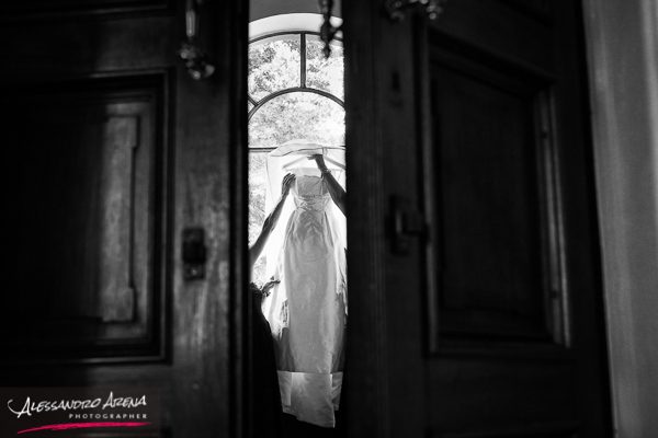 location per matrimoni Varese - sposa si prepara a indossare l'abito