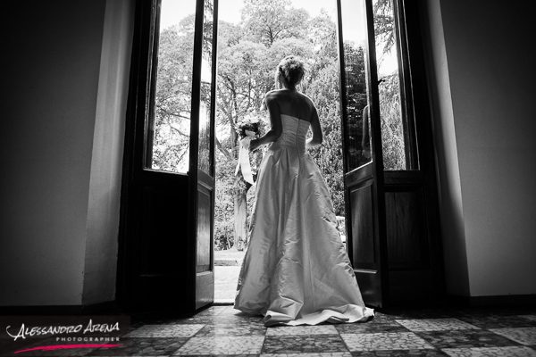 Sposa durante l'aperitivo in Villa Caproni