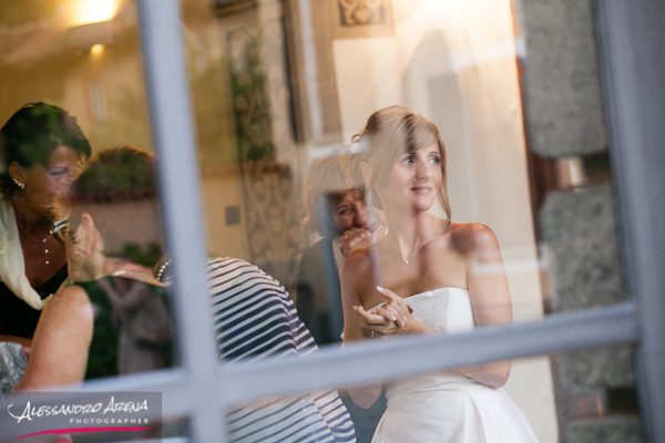 Sposa tra le vetrate della Villa