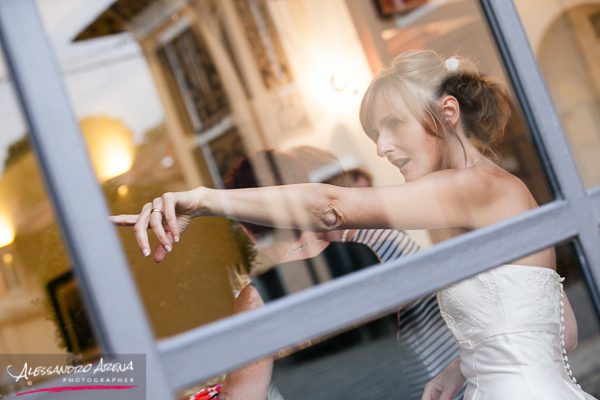 Sposa tra le vetrate e riflessi della Villa