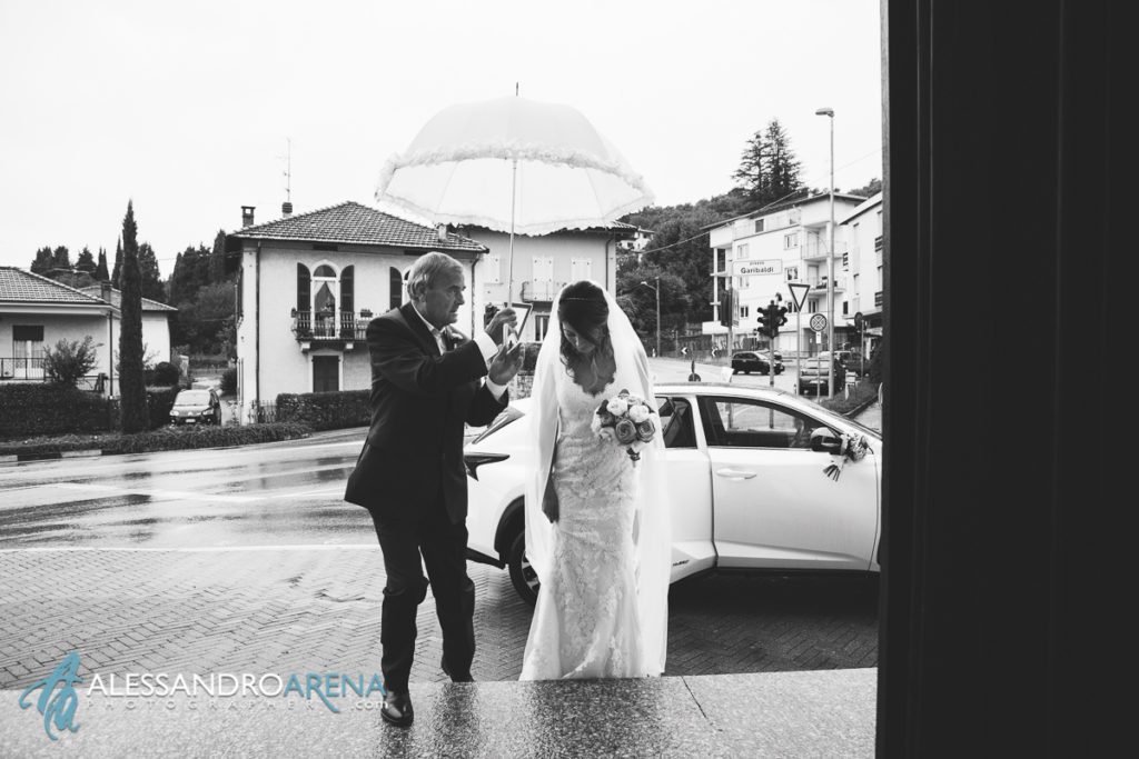 Foto matrimonio provincia di Como - Arrivo della sposa in chiesa