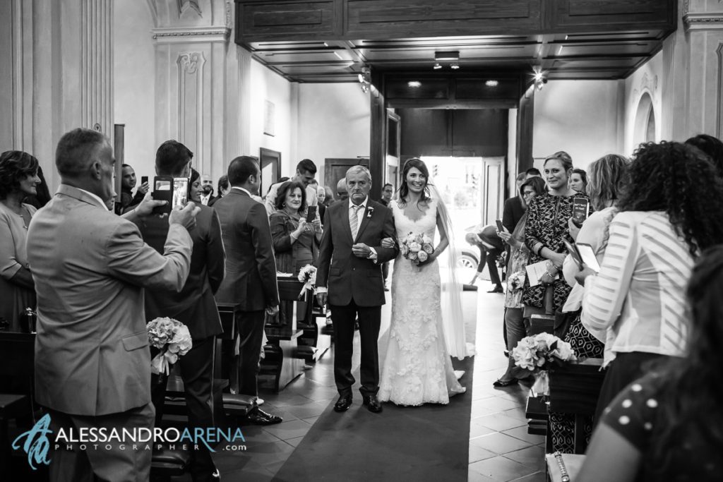 Foto matrimonio provincia di Como - Ingresso della sposa in chiesa