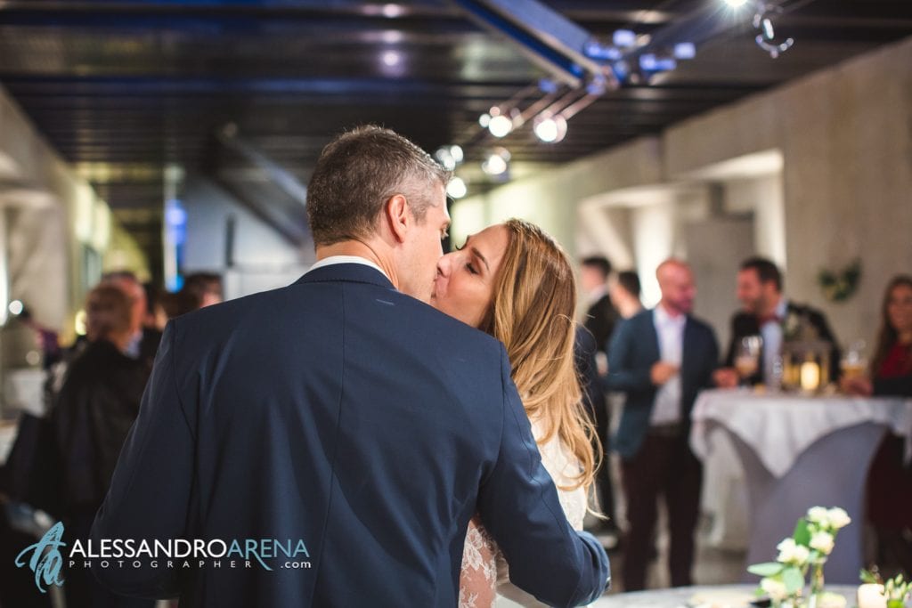 Matrimonio ricevimento ristorante Castelgrande Bellinzona - Bacio tra gli sposi