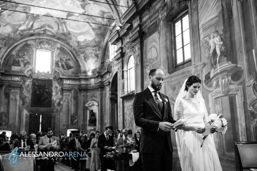 Sposi all'altare - Chiesa Sant'Antonio Abate alla Motta - Matrimonio a Varese - Alessandro Arena Fotografo-11