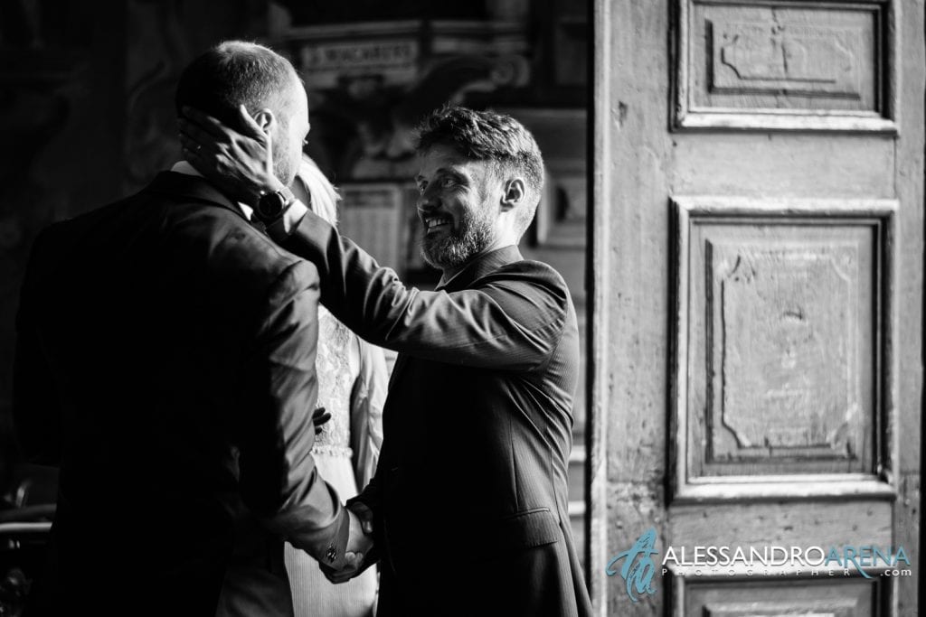 Sposo Accoglie gli invitati - Chiesa Sant'Antonio Abate alla Motta - Matrimonio a Varese