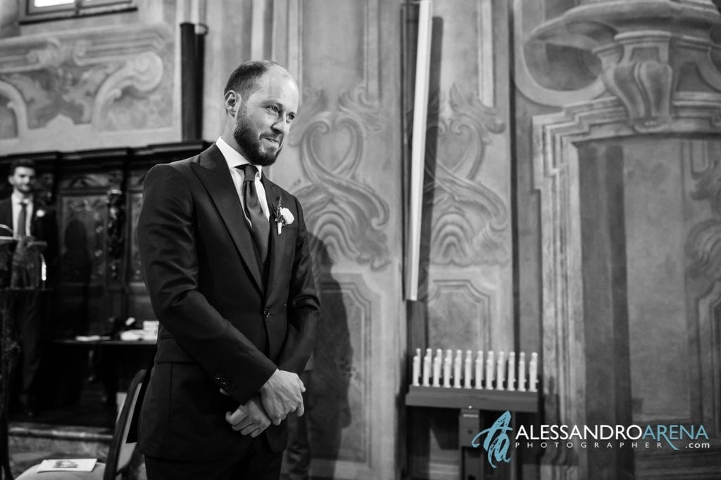 Lo sposo durante l'ingresso della sposa - Chiesa Sant'Antonio Abate alla Motta - Matrimonio a Varese - Alessandro Arena Fotografo