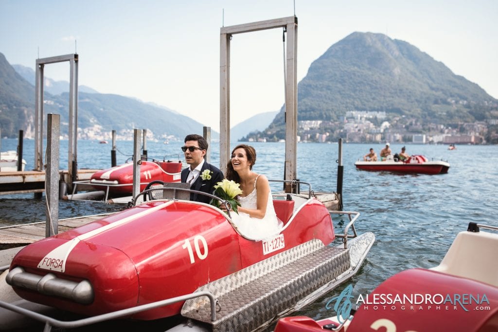 Sposi noleggiano un pedalo sul Lago di Lugano