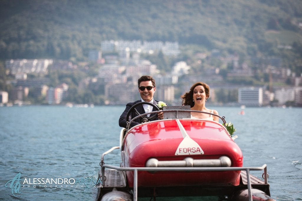 Sposi si divertono sul Pedalò sul lago di Lugano