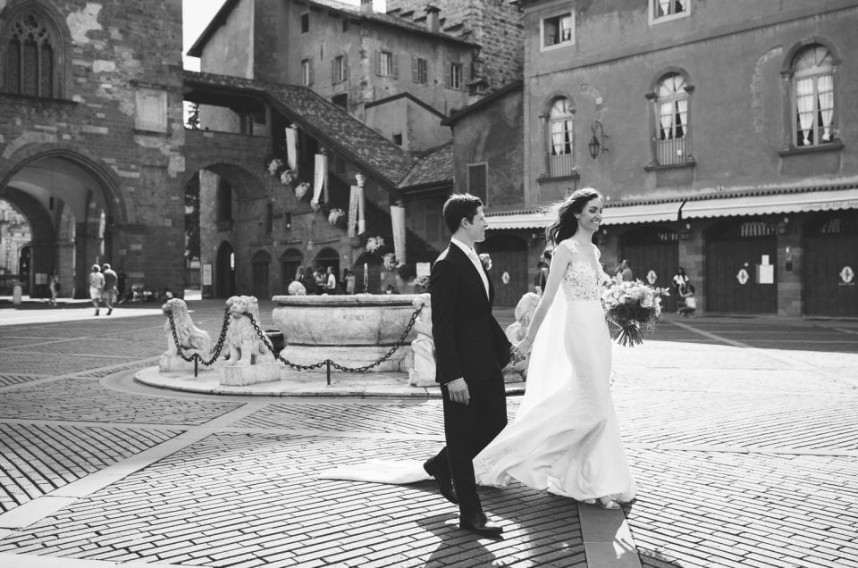 Matrimonio a Bergamo Alta - Sposi mano nella mano