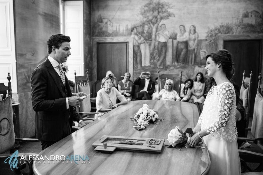 Lo sposo legge una promessa per la sposa - Sala matrimonio rito civile municipio di Lugano