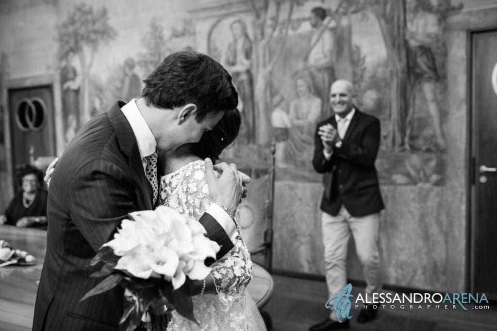 Sposi si abbracciano dopo il si - Sala matrimonio rito civile municipio di Lugano