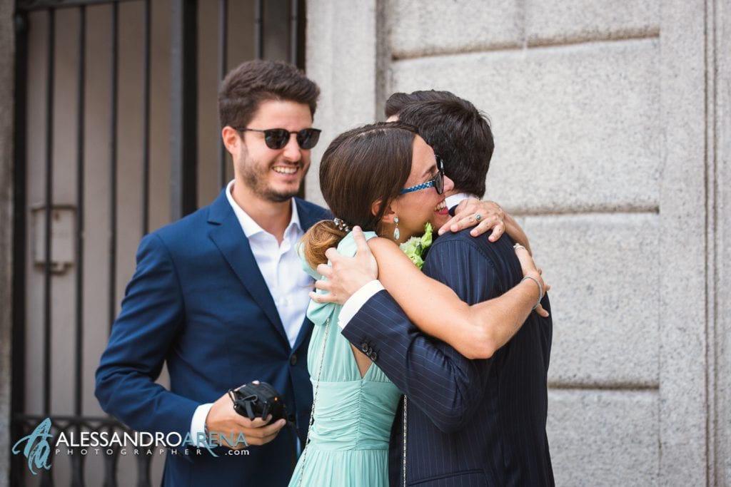 Lo sposo accoglie gli invitati - Rito civile municipio di Lugano