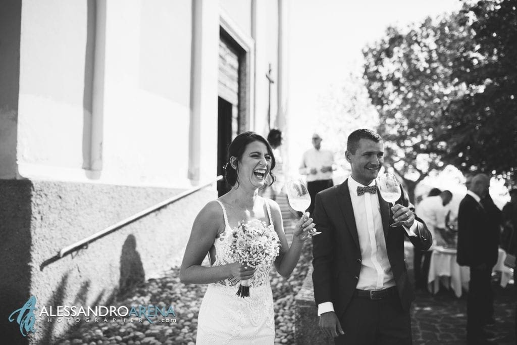 Brindisi per gli sposi - Destination Wedding Lago di Garda - Chiesa San Martino di Albisano - fotografo matrimonio Verona