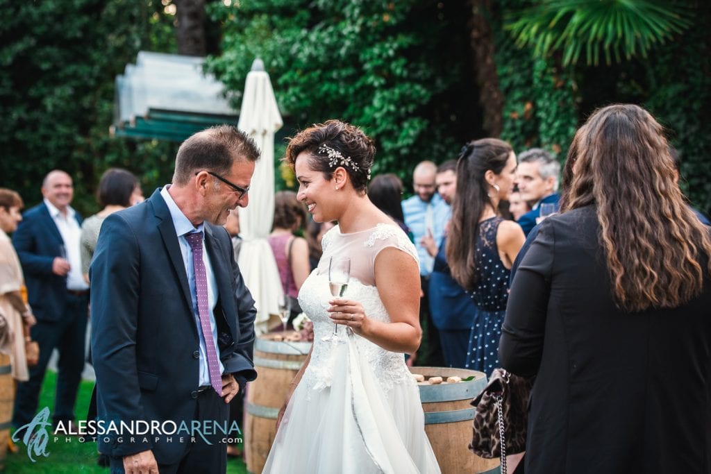 Sposa durante l'aperitivo - Matrimonio Albergo Losone - Ascona