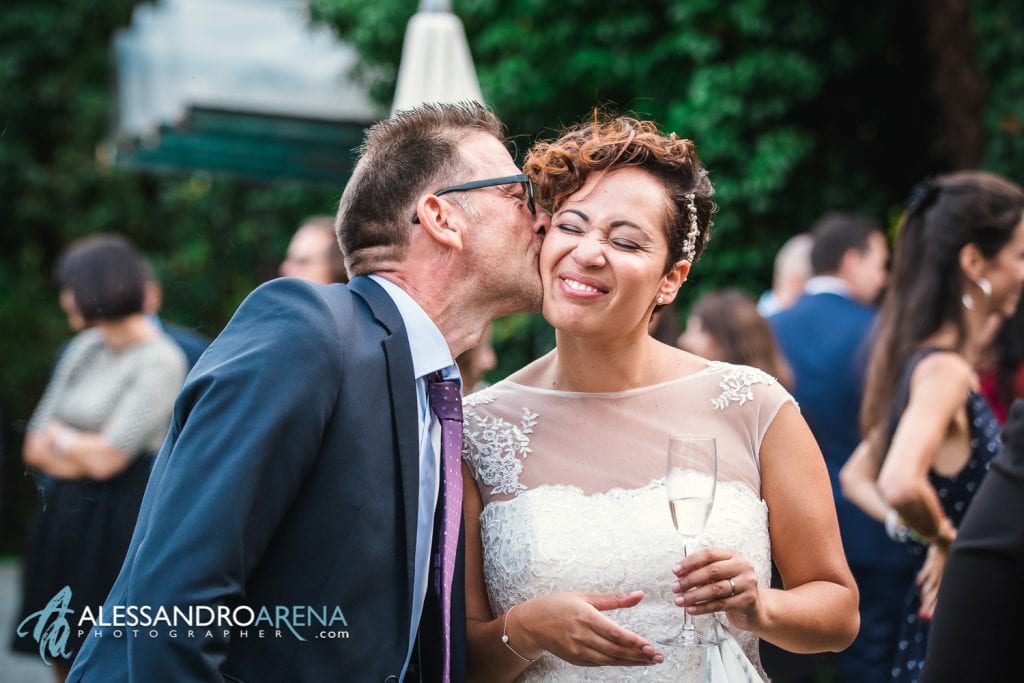 Sposa durante l'aperitivo - Matrimonio Albergo Losone - Ascona