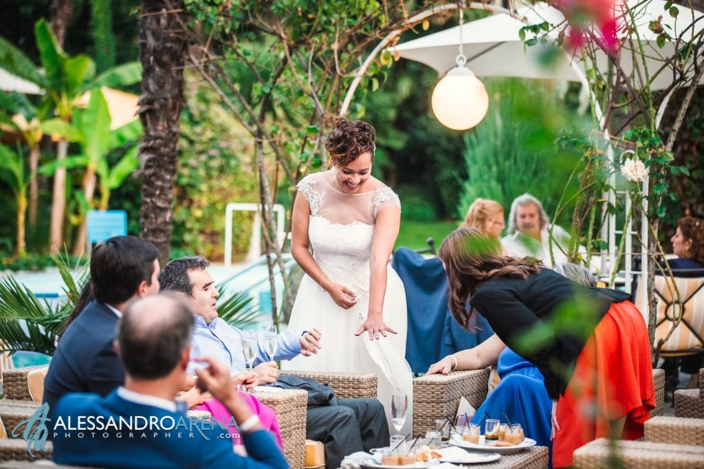 Sposa con gli invitati durante 'aperitivo