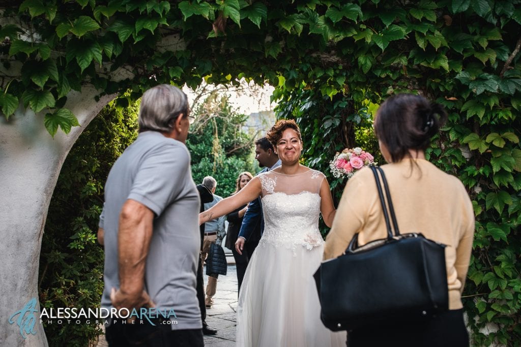La sposa saluta alcuni invitati speciali