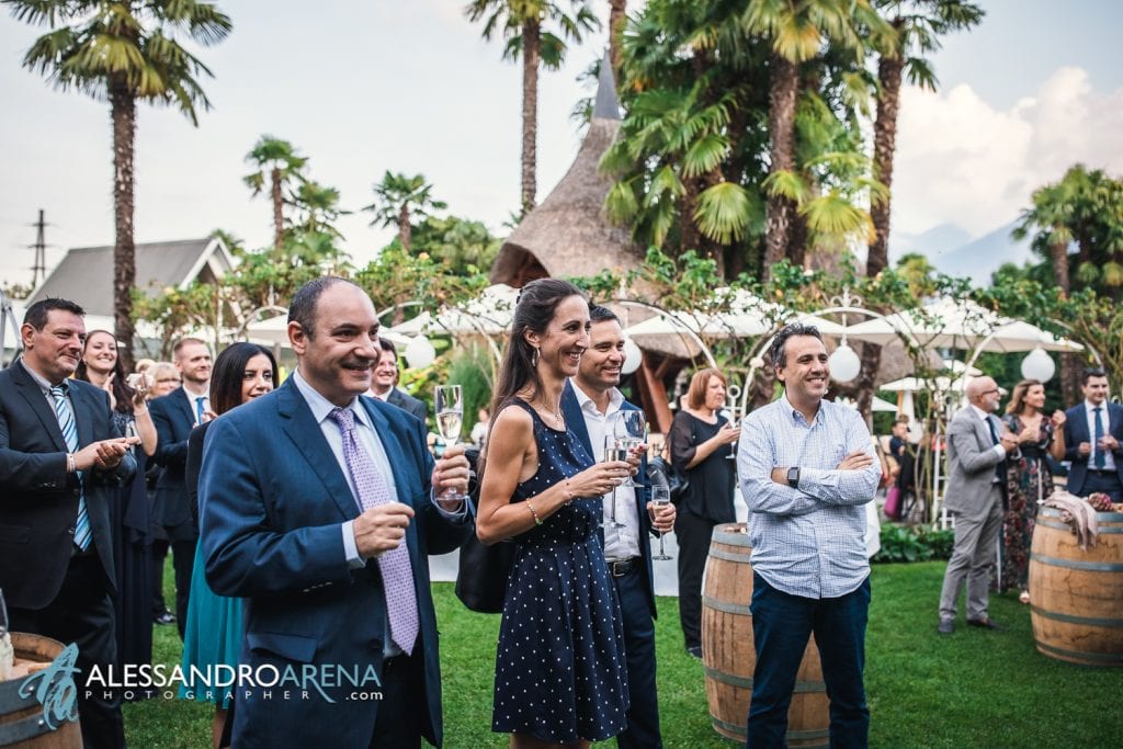Gli invitati accolgono gli sposi