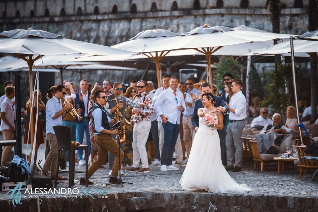Gli sposi improvvisano un ballo