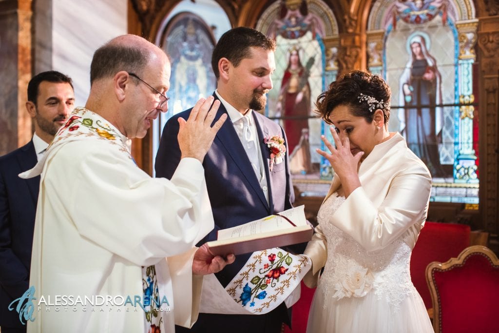 Emozione della sposa durante la promessa