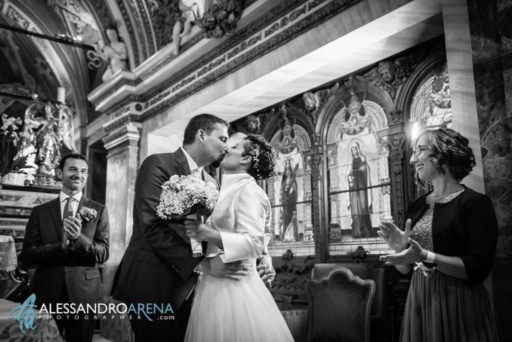 Matrimonio al Santuario della Madonna del Sasso - Lo sposo può baciare la sposa