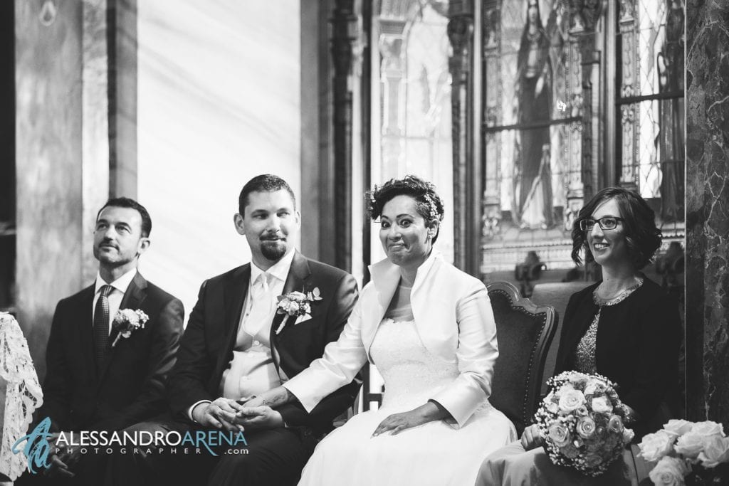 Le espressioni della sposa durante un canto lirico