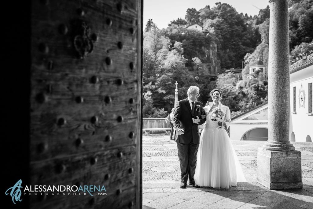 Risate a crepacuore tra la sposa e il papà