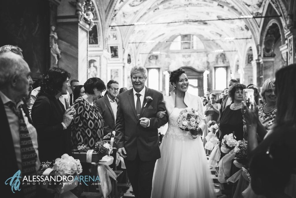 La sposa accompagnata dal padre