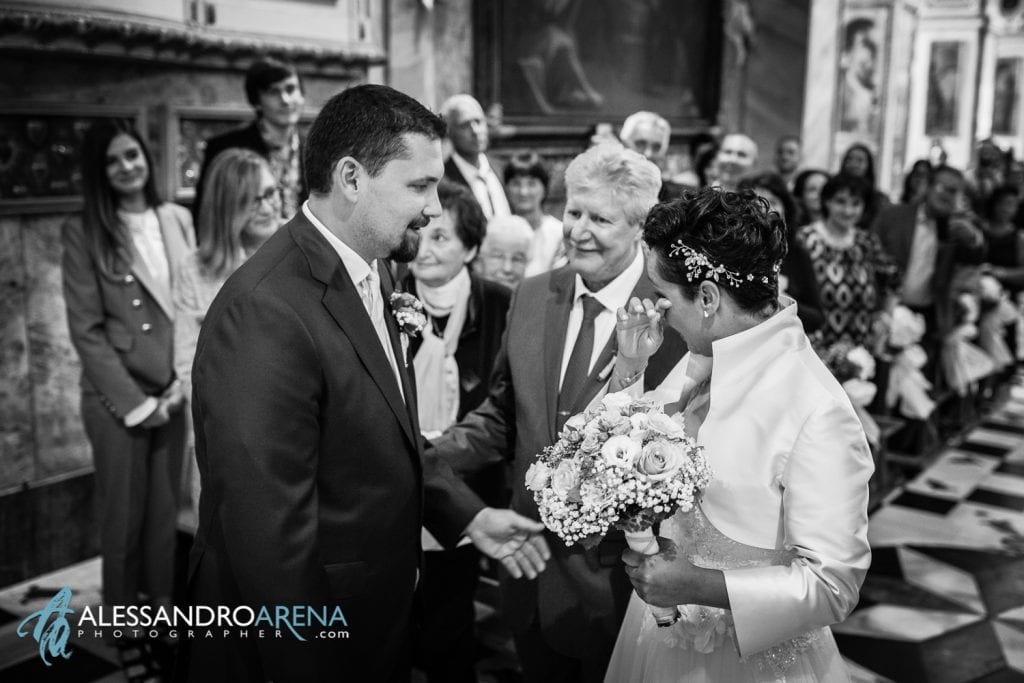La sposa si emoziona appena arrivata all'altare