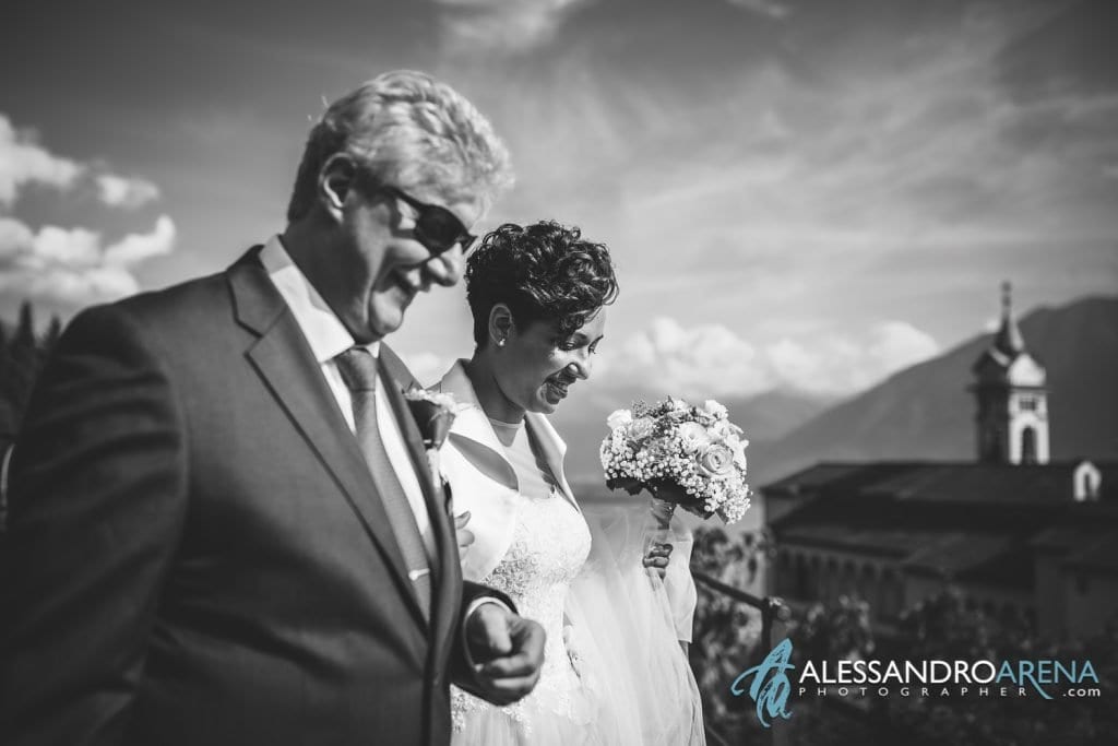 Matrimonio al Santuario della Madonna del Sasso - La sposa accompagna dal padre