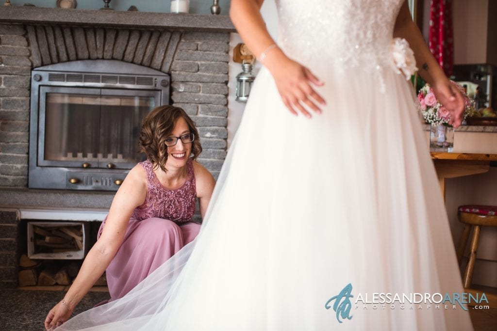 la damigella aiuta la sposa