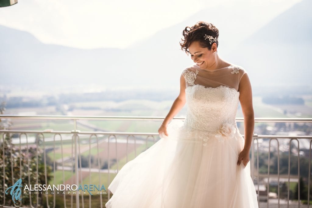 La sposa ha appena indossato l'abito