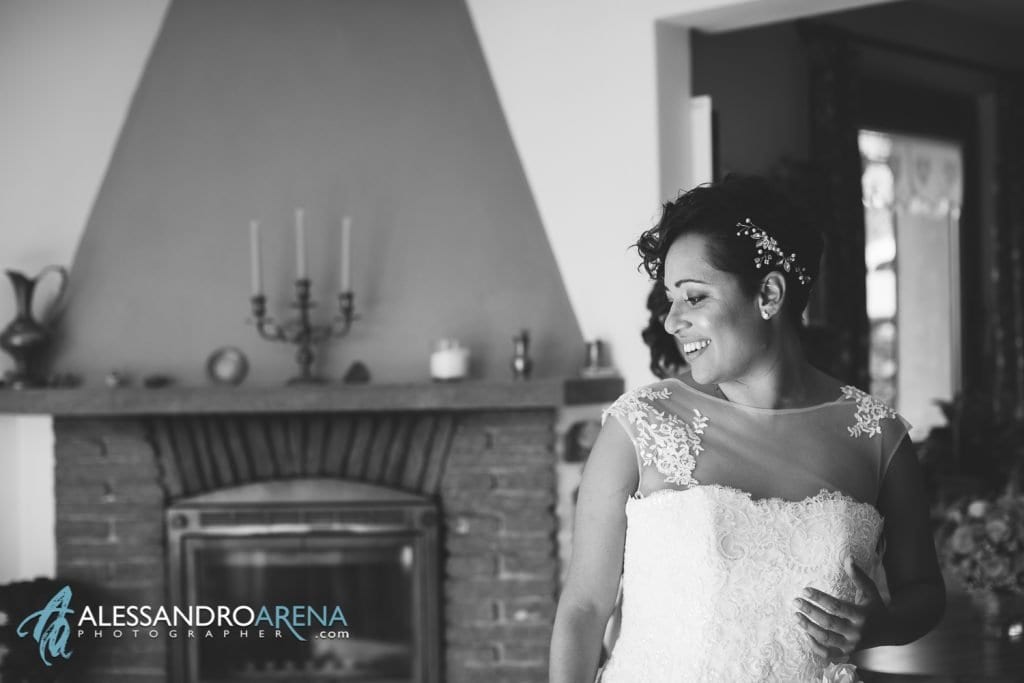 La sposa indossa l'abito Vogue Lugano