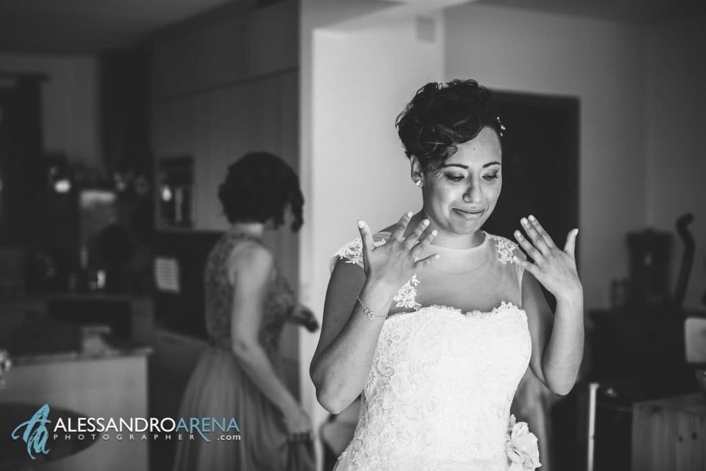 La sposa si emoziona dopo aver indossato l'abito