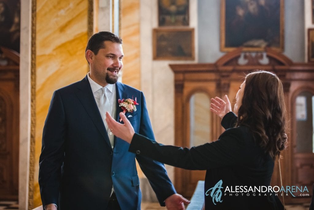 Lo sposo accogli gli invitati