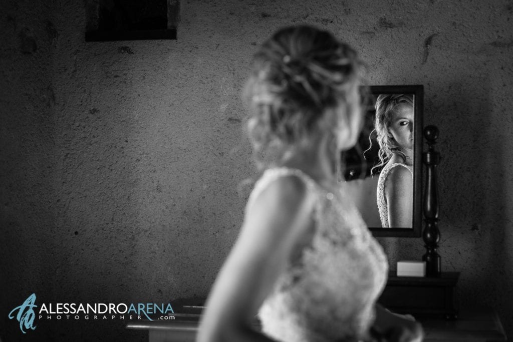 Preparativi sposa al Mulino dell'olio - Location matrimoni varese - La sposa si guarda allo specchio