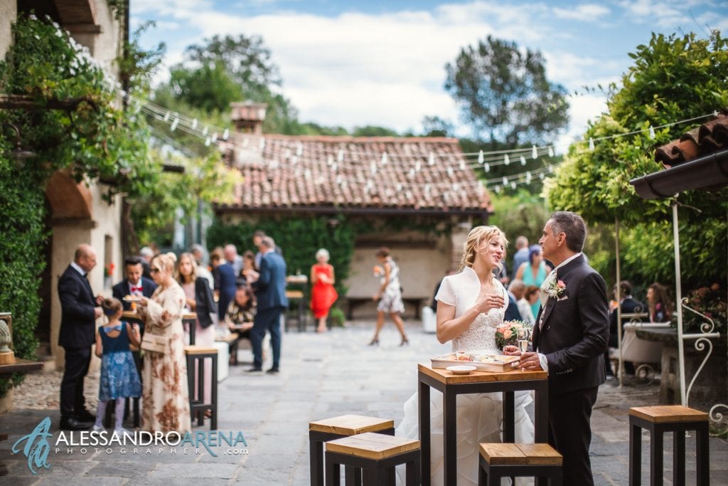 Sposi durante l'aperitivo - Reportage al Mulino delL'olio - Pirola Catering Varese