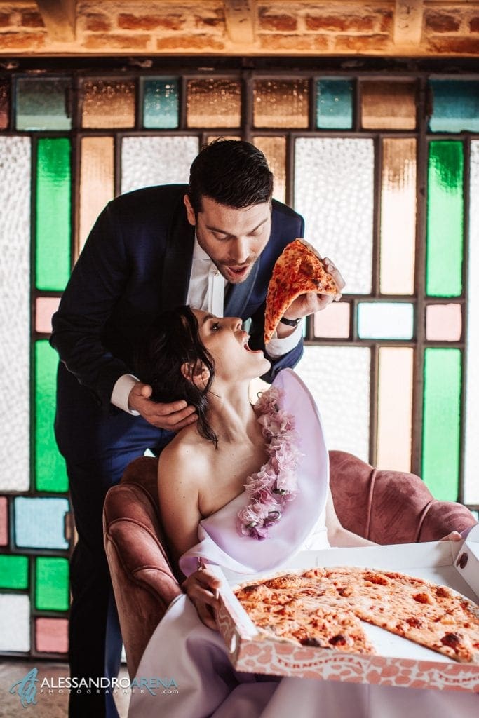 Sposi mangiano una pizza in location per matrimonio Milano - Villa Umberto 1896 Abbiategrasso