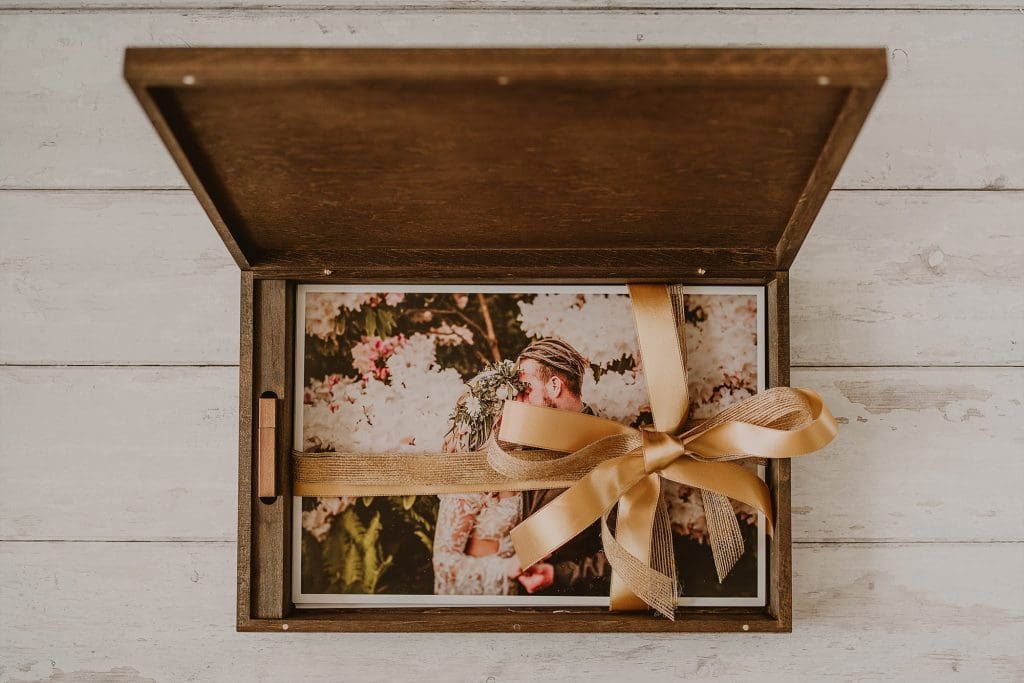 Album fotografico in legno per anniversario di matrimonio inciso  personalizzato L'amore inciso è pensato per essere un album fotografico di  fidanzamento a 3 anelli di avventura -  Italia