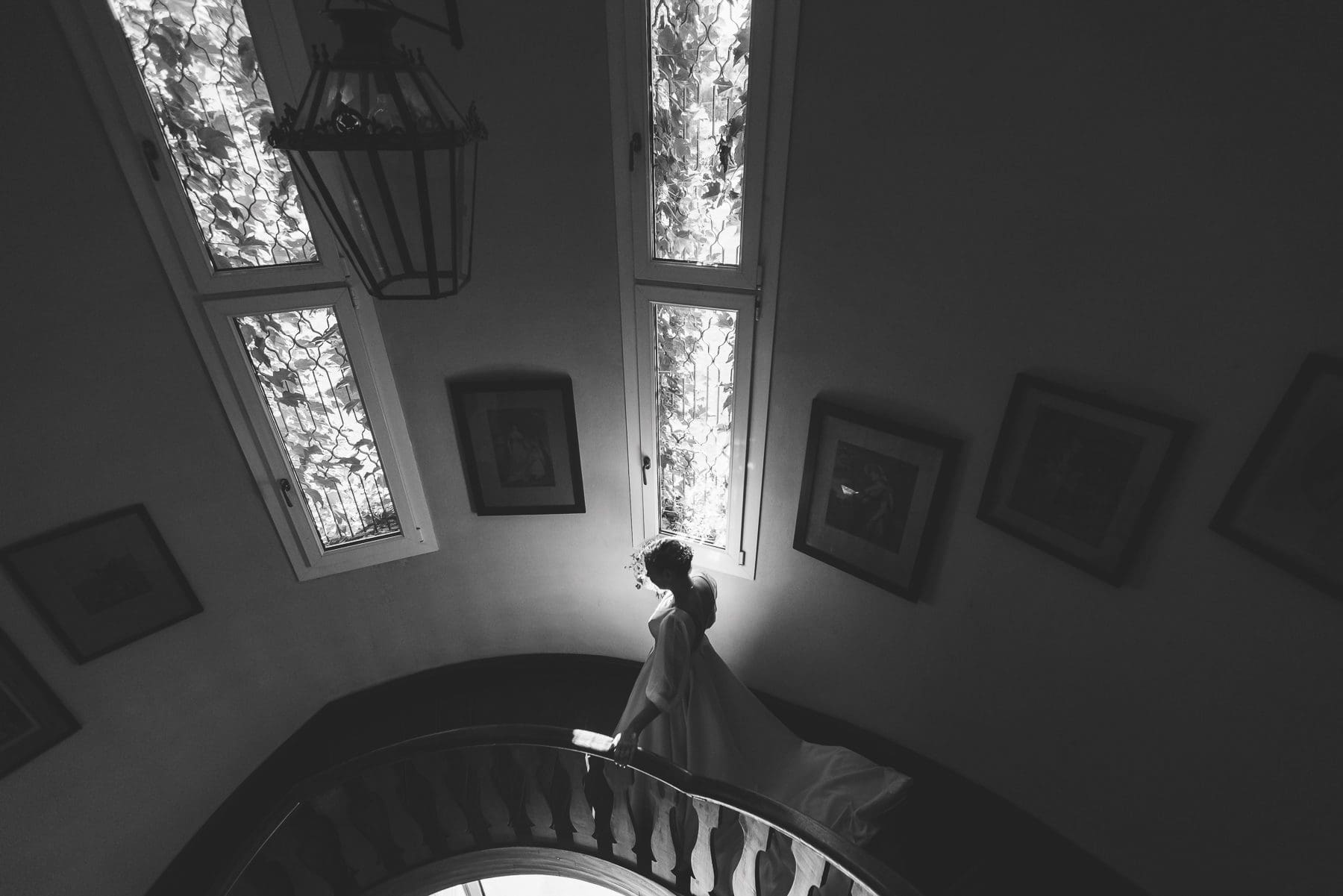 sposa scende le scale di villa rocchetta