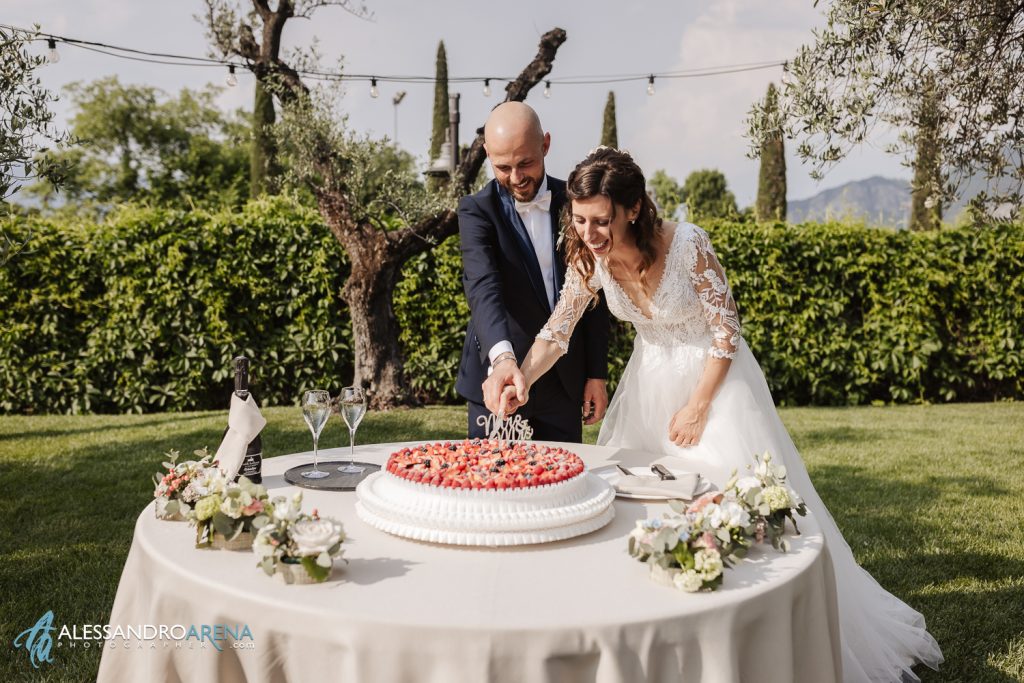 Taglio della torta, location per matrimoni Brescia Ristorante Due Colombe