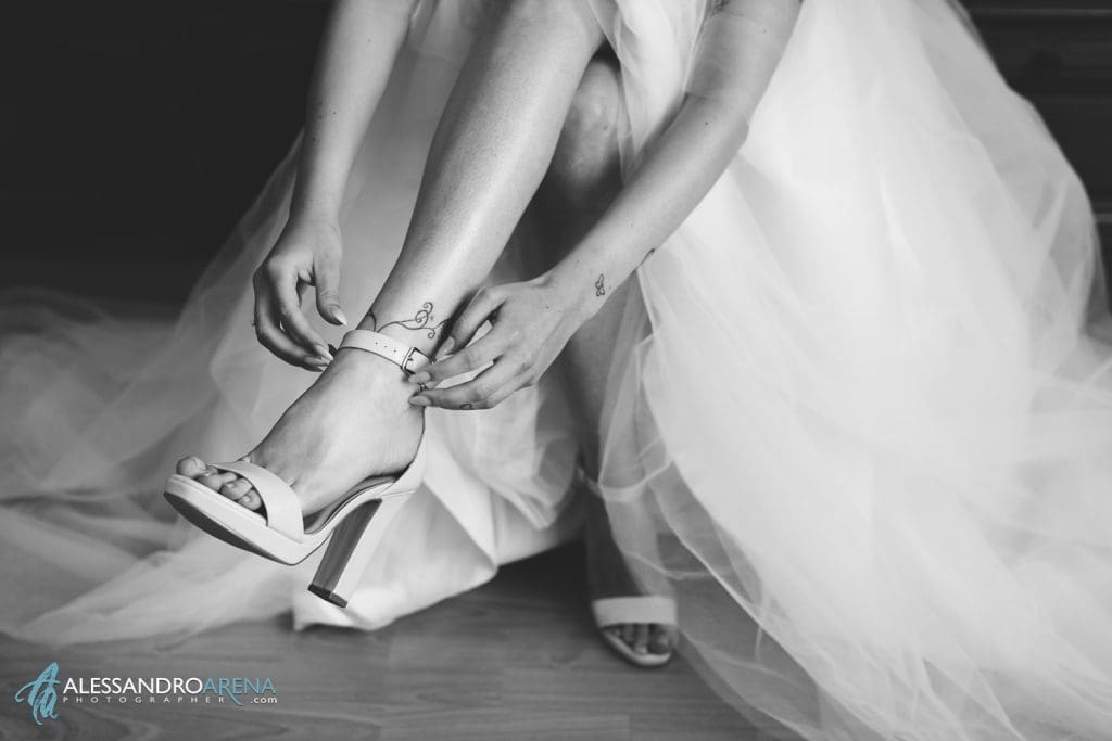 Dettaglio delle scarpe della sposa