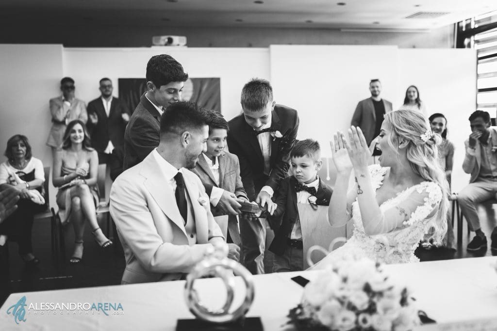 I nipotini portano le fedi agli sposi - matrimonio rito civile in Ticino