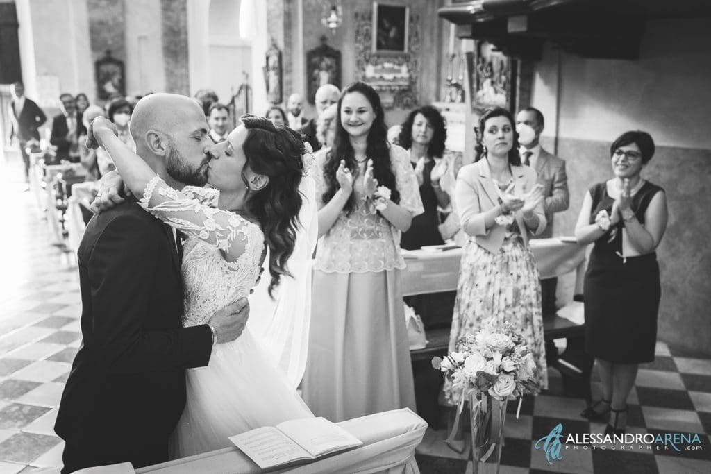 Gli sposi si baciano, matrimonio in Franciacorta, chiesa di San Vigilio Monterotndo Passirano, Brescia