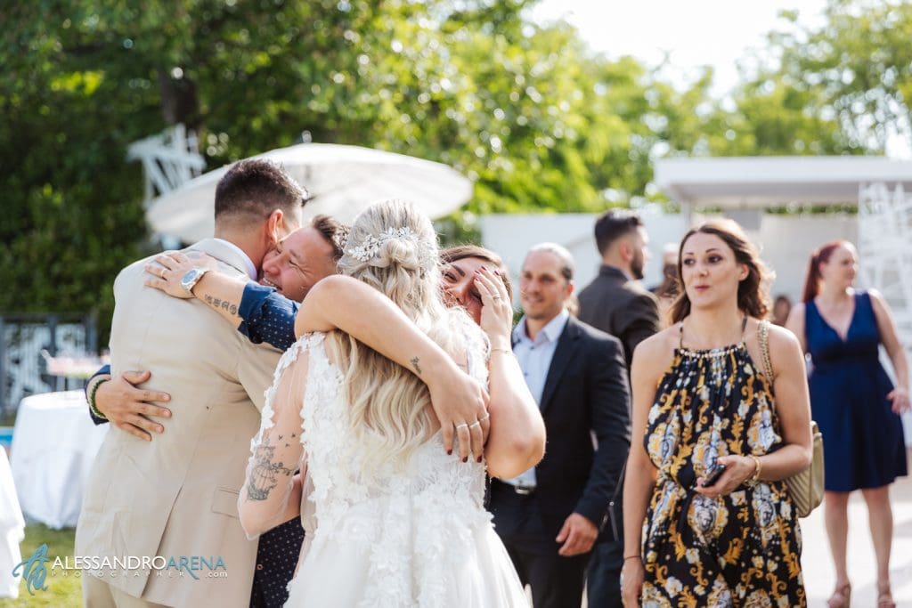 Matrimonio a Villa Renoir, gli sposi salutano gli invitati