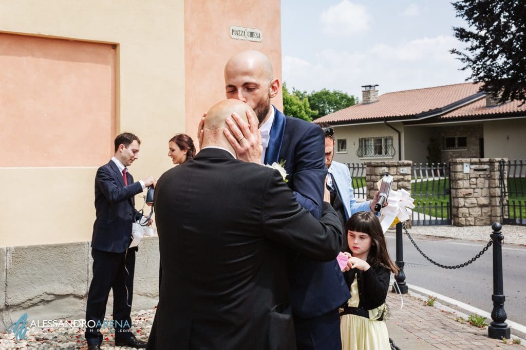 Lo sposo scherza con gli invitati, wedding reportage in Franciacorta